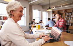 Älter und jüngere Leute in der Bibliothek. Foto: Fotolia/Monkey Business